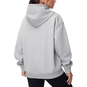 سترة نسائية ذات قلنسوة كبيرة الحجم من THE GYM PEOPLE خفيفة الوزن وناعمة برباط مع جيوب in Kuwait