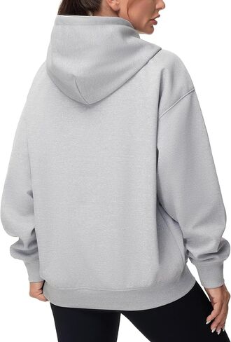 سترة نسائية ذات قلنسوة كبيرة الحجم من THE GYM PEOPLE خفيفة الوزن وناعمة برباط مع جيوب in Kuwait