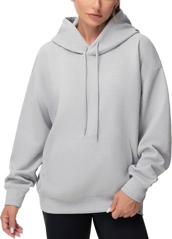 سترة نسائية ذات قلنسوة كبيرة الحجم من THE GYM PEOPLE خفيفة الوزن وناعمة برباط مع جيوب in Kuwait