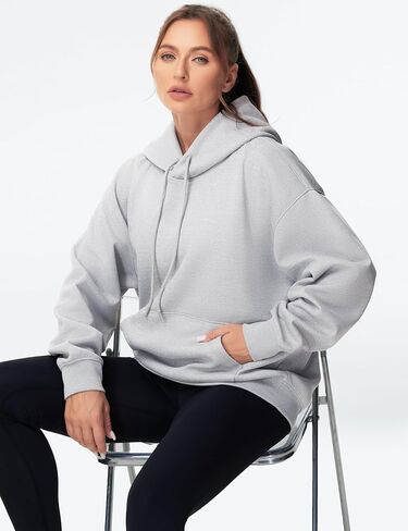 سترة نسائية ذات قلنسوة كبيرة الحجم من THE GYM PEOPLE خفيفة الوزن وناعمة برباط مع جيوب in Kuwait