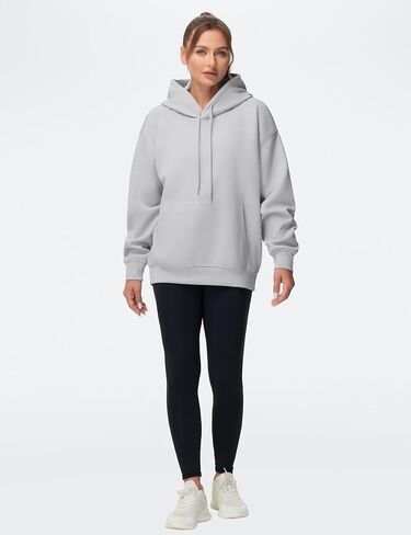 سترة نسائية ذات قلنسوة كبيرة الحجم من THE GYM PEOPLE خفيفة الوزن وناعمة برباط مع جيوب in Kuwait