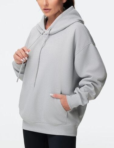 سترة نسائية ذات قلنسوة كبيرة الحجم من THE GYM PEOPLE خفيفة الوزن وناعمة برباط مع جيوب in Kuwait