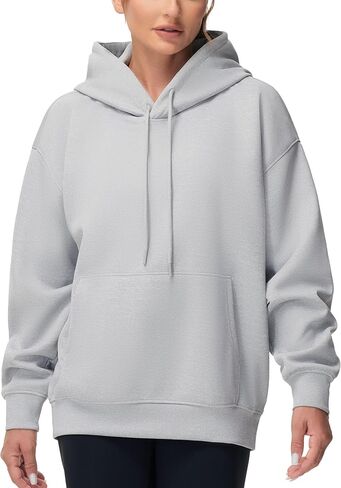 سترة نسائية ذات قلنسوة كبيرة الحجم من THE GYM PEOPLE خفيفة الوزن وناعمة برباط مع جيوب in Kuwait