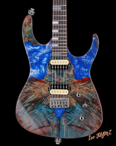 سلسلة إعصار جيتار كهربائي من ليو جايمز، قمة العقدة، جسم الماهوجني، رقبة خشب القيقب المحمص، لوح فريتس من خشب الورد، موالفات القفل، فريتس مستديرة، حافظة وكابو (أخضر ديلوكس) in Kuwait