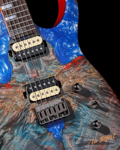 سلسلة إعصار جيتار كهربائي من ليو جايمز، قمة العقدة، جسم الماهوجني، رقبة خشب القيقب المحمص، لوح فريتس من خشب الورد، موالفات القفل، فريتس مستديرة، حافظة وكابو (أخضر ديلوكس) in Kuwait