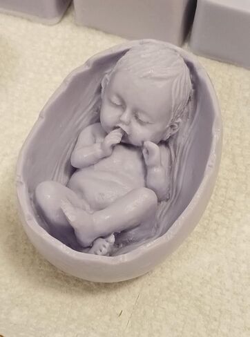 BABY DENTRO DE UN HUEVO in Saudi Arabia