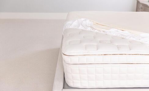 وسادة حماية مرتبة عضوية مقاومة للماء من Naturepedic - غطاء مرتبة قابل للغسل وإعادة الاستخدام - وسادات سرير عالية الامتصاص لسلس البول - غطاء مناسب للتنفس لكامل 9 "-16" in Kuwait