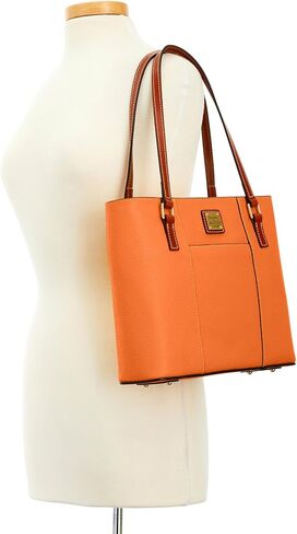 حقيبة يد Dooney & Bourke الصغيرة Lexington للنساء من الجلد المحبب، حقيبة يد مع أحزمة كتف جلدية طويلة in Kuwait