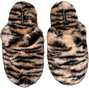 Victoria's Secret womens Closed Toe Faux Fur Slipper