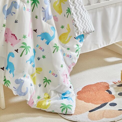 طقم سرير أطفال مكون من 3 قطع باللون الأبيض لحاف مبطن مع ملاءة جاهزة وتنورة سرير للأولاد والبنات طقم سرير أطفال على شكل دائرة لطيفة مع مجموعة مفروشات أطفال بنقاط ملونة باللون الوردي والأصفر والرمادي المخضر in Kuwait