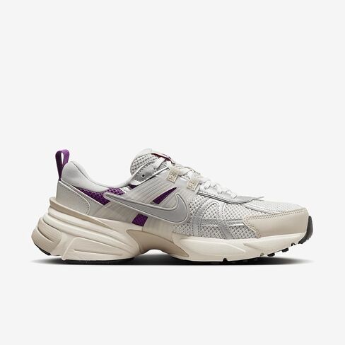 حذاء Nike V2K Run Premium (HF4305-072، عظم فاتح/ساندريفت/فيوتيك/فضي معدني) مقاس 8 in Saudi Arabia