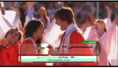 Disney Sing It: High School Musical 3 Bundle مع ميكروفون - بلاي ستيشن 3 (متجددة) in Saudi Arabia