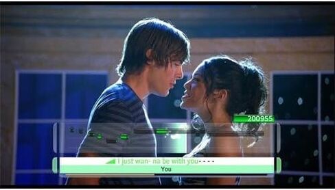 Disney Sing It: High School Musical 3 Bundle مع ميكروفون - بلاي ستيشن 3 (متجددة) in Saudi Arabia