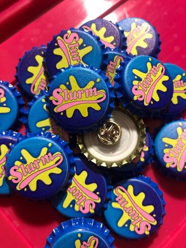 دبوس على شكل غطاء زجاجة Slurm #Futurama #MadeInUSA in Saudi Arabia