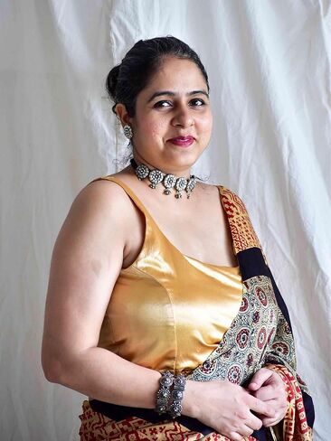 بلوزة Sundarii بأكمام قصيرة من الساتان | رقبة دائرية، بلوزة ستان ذهبية للنساء | مثالي لحفلات الزفاف والمناسبات الاحتفالية (38، بني) in Kuwait