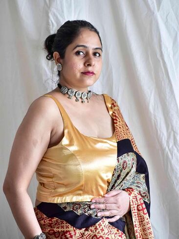 بلوزة Sundarii بأكمام قصيرة من الساتان | رقبة دائرية، بلوزة ستان ذهبية للنساء | مثالي لحفلات الزفاف والمناسبات الاحتفالية (38، بني) in Kuwait