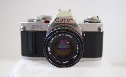 تستخدم كاميرا Canon AV-1 مقاس 35 مم SLR المزودة بعدسة Canon FD Mount، فيلمًا ملونًا وأبيض وأسود مقاس 35 مم. (متجدد) in Saudi Arabia