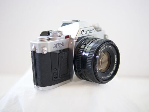 تستخدم كاميرا Canon AV-1 مقاس 35 مم SLR المزودة بعدسة Canon FD Mount، فيلمًا ملونًا وأبيض وأسود مقاس 35 مم. (متجدد) in Saudi Arabia
