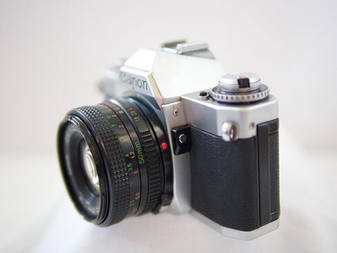 تستخدم كاميرا Canon AV-1 مقاس 35 مم SLR المزودة بعدسة Canon FD Mount، فيلمًا ملونًا وأبيض وأسود مقاس 35 مم. (متجدد) in Saudi Arabia