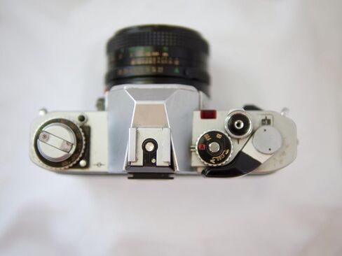 تستخدم كاميرا Canon AV-1 مقاس 35 مم SLR المزودة بعدسة Canon FD Mount، فيلمًا ملونًا وأبيض وأسود مقاس 35 مم. (متجدد) in Saudi Arabia