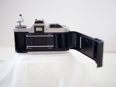 تستخدم كاميرا Canon AV-1 مقاس 35 مم SLR المزودة بعدسة Canon FD Mount، فيلمًا ملونًا وأبيض وأسود مقاس 35 مم. (متجدد) in Saudi Arabia