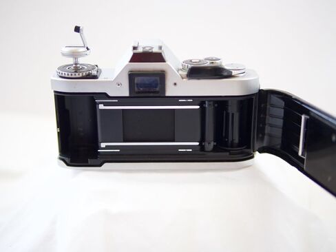 تستخدم كاميرا Canon AV-1 مقاس 35 مم SLR المزودة بعدسة Canon FD Mount، فيلمًا ملونًا وأبيض وأسود مقاس 35 مم. (متجدد) in Saudi Arabia