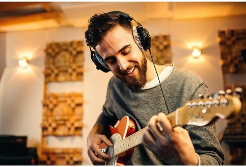 مجموعة سماعات الرأس Beyerdynamic DT 770 Pro X ذات الإصدار المحدود فوق الأذن مع حافظة سماعة الرأس الاحترافية ذات الهيكل الصلب من Deco Gear كاملة الحجم in Kuwait