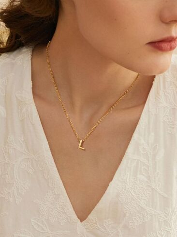 قلادات FindChic Dainty الأولية للنساء مطلية بالبلاتينيوم/مطلية بالذهب قلادات بأحرف صغيرة هدايا عيد ميلاد لابنتها الأم Gf، مع صندوق هدايا in Kuwait