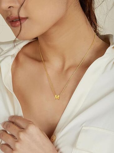 قلادات FindChic Dainty الأولية للنساء مطلية بالبلاتينيوم/مطلية بالذهب قلادات بأحرف صغيرة هدايا عيد ميلاد لابنتها الأم Gf، مع صندوق هدايا in Kuwait