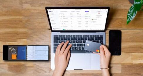 مجلد فحص تنفيذي، مظهر وملمس جلد مبطن باللون الأسود، 7 حلقات مع حافظة دفتر شيكات بسحاب، لأوراق مقاس 9 × 13 بوصة، سعة 200 ورقة 3 لكل صفحة لـ 600 شيك in Kuwait