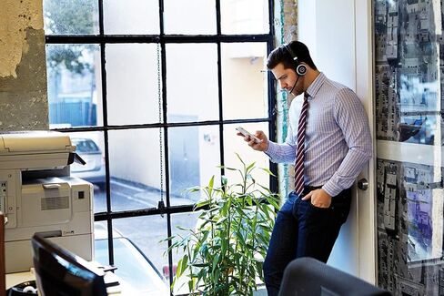 سماعة رأس ستيريو لاسلكية Jabra Evolve 65 UC - تتضمن محول Link 370 USB - سماعة رأس بلوتوث مع أداء لاسلكي رائد في الصناعة، وإلغاء الضوضاء السلبية (متجددة) in Saudi Arabia