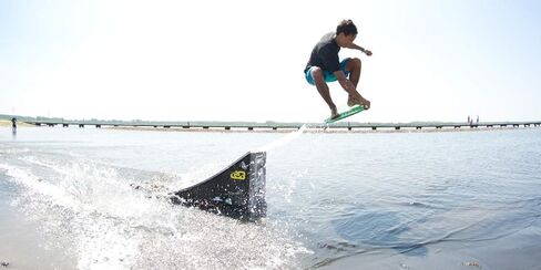 حقيبة سفر DB Skimboards Surf Skim باللون الأسود، حقيبة حمل Skimboard تتسع لما يصل إلى خمس ألواح، مع أحزمة ظهر وحزام كتف ومقابض in Kuwait