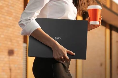 كمبيوتر محمول LG gram خفيف الوزن للأعمال مقاس 17 بوصة، شاشة تعمل باللمس WQXGA، إصدار Intel Evo، Intel Core Ultra 7 (16 Core حتى 4.8 جيجا هرتز)، Intel Arc، Windows 11 Home، ذاكرة الوصول العشوائي 16 جيجابايت، 1 تيرابايت SSD، مع قلم 5ave Stylus in Saudi Arabia