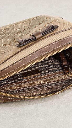 حقيبة كتف برادا للكاميرا من قماش الجاكار المحبوب مسبقًا للسيدات، من القماش in Kuwait