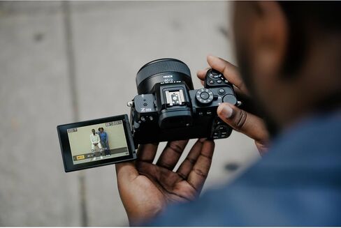 كاميرا Nikon Z50II الرقمية بدون مرآة مع عدسة NIKKOR Z DX مقاس 16-50 مم وبفتحة f/3.5-6.3 مع بطاقة ذاكرة سعة 64 جيجابايت + ميكروفون Rode فائق الصغر مثبت على الكاميرا + المزيد من مجموعة ملحقات مدونات الفيديو (متجددة) in Saudi Arabia
