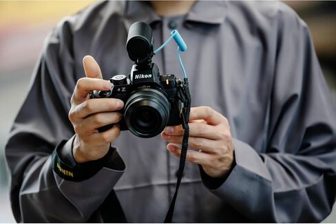 كاميرا Nikon Z50II الرقمية بدون مرآة مع عدسة NIKKOR Z DX مقاس 16-50 مم وبفتحة f/3.5-6.3 مع بطاقة ذاكرة سعة 64 جيجابايت + ميكروفون Rode فائق الصغر مثبت على الكاميرا + المزيد من مجموعة ملحقات مدونات الفيديو (متجددة) in Saudi Arabia