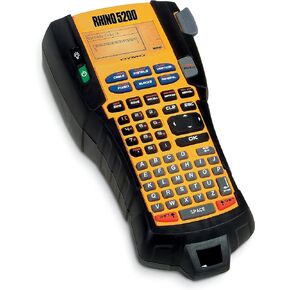 صانع الملصقات الصناعية DYMO وحقيبة الحمل RhinoPRO 5200، لمواقع العمل ووظائف الملصقات شديدة التحمل، يطبع بسرعة، ويتضمن لفتين من ملصقات الفينيل الصناعية DYMO
