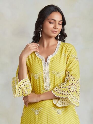 مجموعة كورتا بالازو من ذا لوم للنساء بأكمام طويلة ملابس عرقية هندية ورقبة على شكل حرف V مطبوعة كورتي عرقية هندية للفتيات باللون الأصفر in Kuwait