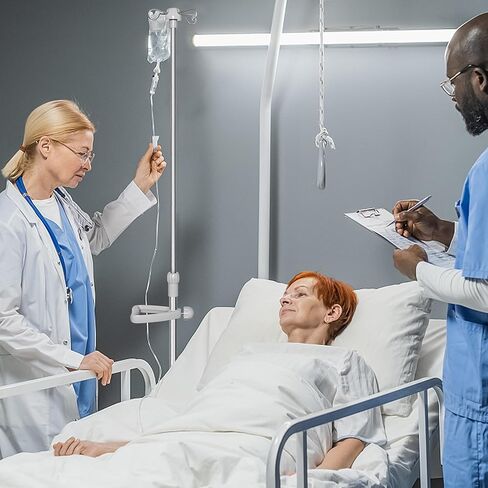 عمود IV مع عجلات حامل طبي محمول IV، حامل حقيبة IV مع حامل حقيبة IV قابل للإزالة، عمود ارتفاع قابل للتعديل من 47 بوصة إلى 85 بوصة، مع خطافين و4 قاعدة فولاذية للعجلات in Kuwait