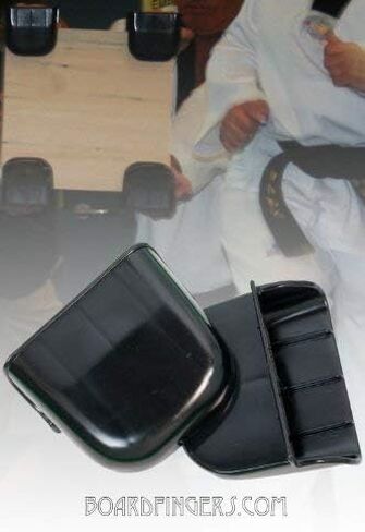 حامل لوح فنون الدفاع عن النفس من بورد فينجرز التايكوندو والكاراتيه in Saudi Arabia