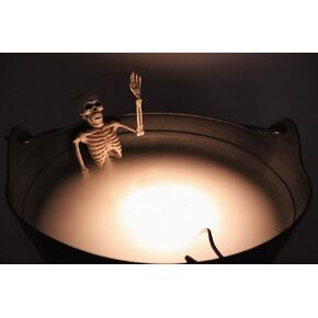 مرجل ساحر أسود ضبابي مقاس 35.56 سم مع ساونا هيكل عظمي وضباب أحمر (مع خيارات متعددة الألوان). رائع لتزيين الهالوين، أو دلو الحلوى للخدعة أو الحلوى - تشتمل الغلاية على مقبض - بعرض 35.56 سم. in Kuwait