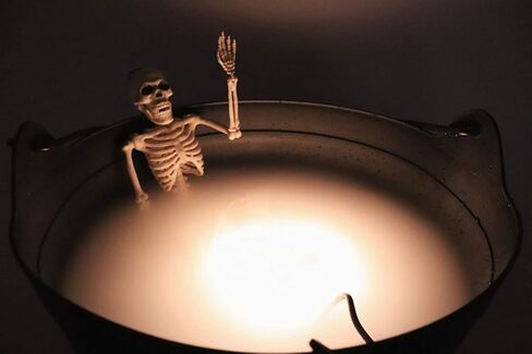 مرجل ساحر أسود ضبابي مقاس 35.56 سم مع ساونا هيكل عظمي وضباب أحمر (مع خيارات متعددة الألوان). رائع لتزيين الهالوين، أو دلو الحلوى للخدعة أو الحلوى - تشتمل الغلاية على مقبض - بعرض 35.56 سم. in Kuwait