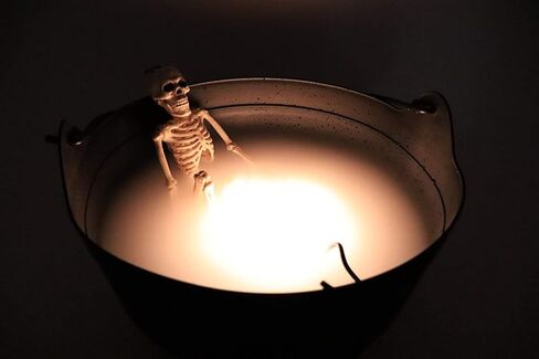 مرجل ساحر أسود ضبابي مقاس 35.56 سم مع ساونا هيكل عظمي وضباب أحمر (مع خيارات متعددة الألوان). رائع لتزيين الهالوين، أو دلو الحلوى للخدعة أو الحلوى - تشتمل الغلاية على مقبض - بعرض 35.56 سم. in Kuwait