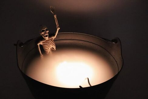 مرجل ساحر أسود ضبابي مقاس 35.56 سم مع ساونا هيكل عظمي وضباب أحمر (مع خيارات متعددة الألوان). رائع لتزيين الهالوين، أو دلو الحلوى للخدعة أو الحلوى - تشتمل الغلاية على مقبض - بعرض 35.56 سم. in Kuwait