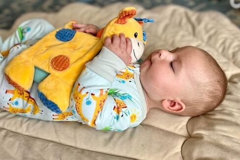 قطعة واحدة للأطفال من القطن العضوي، طباعة حيوانات My Little One and Me، سحاب مخفي، أقدام غير قابلة للانزلاق، زرافة باللون الأزرق المخضر in Kuwait