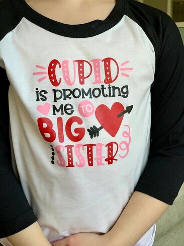 Bump and Beyond Designs Girls تمت ترقيتها إلى قميص الأخت الكبرى لعيد الحب للأطفال الصغار راجلان in Kuwait