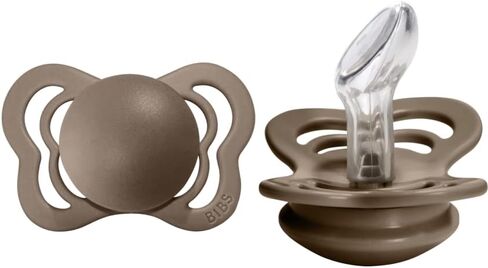 لهايات BIBS - مجموعة الأزياء الراقية | لهاية أطفال خالية من مادة BPA | صنع في الدنمارك | مجموعة من 2 لهايات فاخرة بلون البلوط الداكن | الحجم 6-18 شهرا in Kuwait