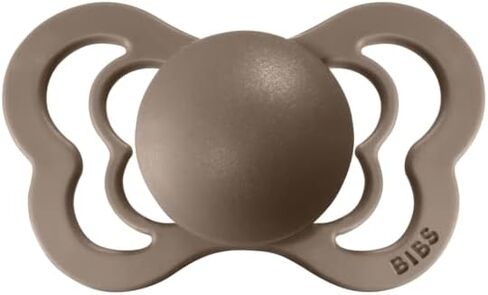 لهايات BIBS - مجموعة الأزياء الراقية | لهاية أطفال خالية من مادة BPA | صنع في الدنمارك | مجموعة من 2 لهايات فاخرة بلون البلوط الداكن | الحجم 6-18 شهرا in Kuwait