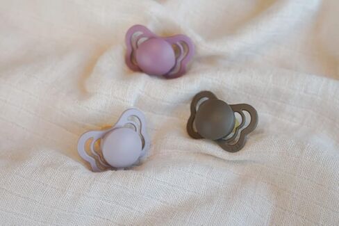 لهايات BIBS - مجموعة الأزياء الراقية | لهاية أطفال خالية من مادة BPA | صنع في الدنمارك | مجموعة من 2 لهايات فاخرة بلون البلوط الداكن | الحجم 6-18 شهرا in Kuwait