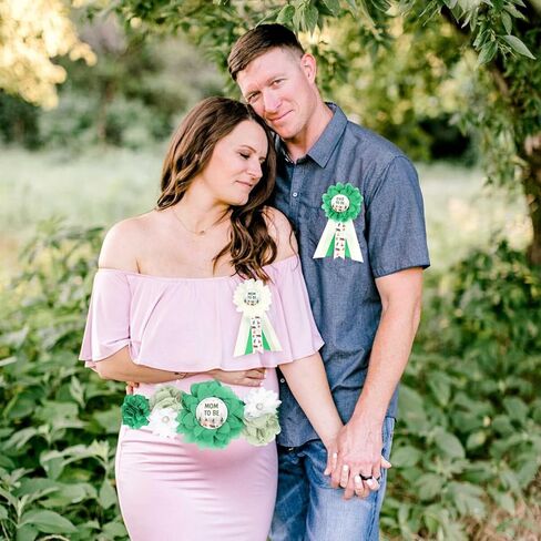 مجموعة وشاح الأمومة من بيبي إن بلوم - حزام بطن استحمام الطفل الأزرق ودبابيس للأم لتكون وأب ليكونا دبابيس للصدر، لوازم حفلات صور الحمل للآباء الجدد in Kuwait